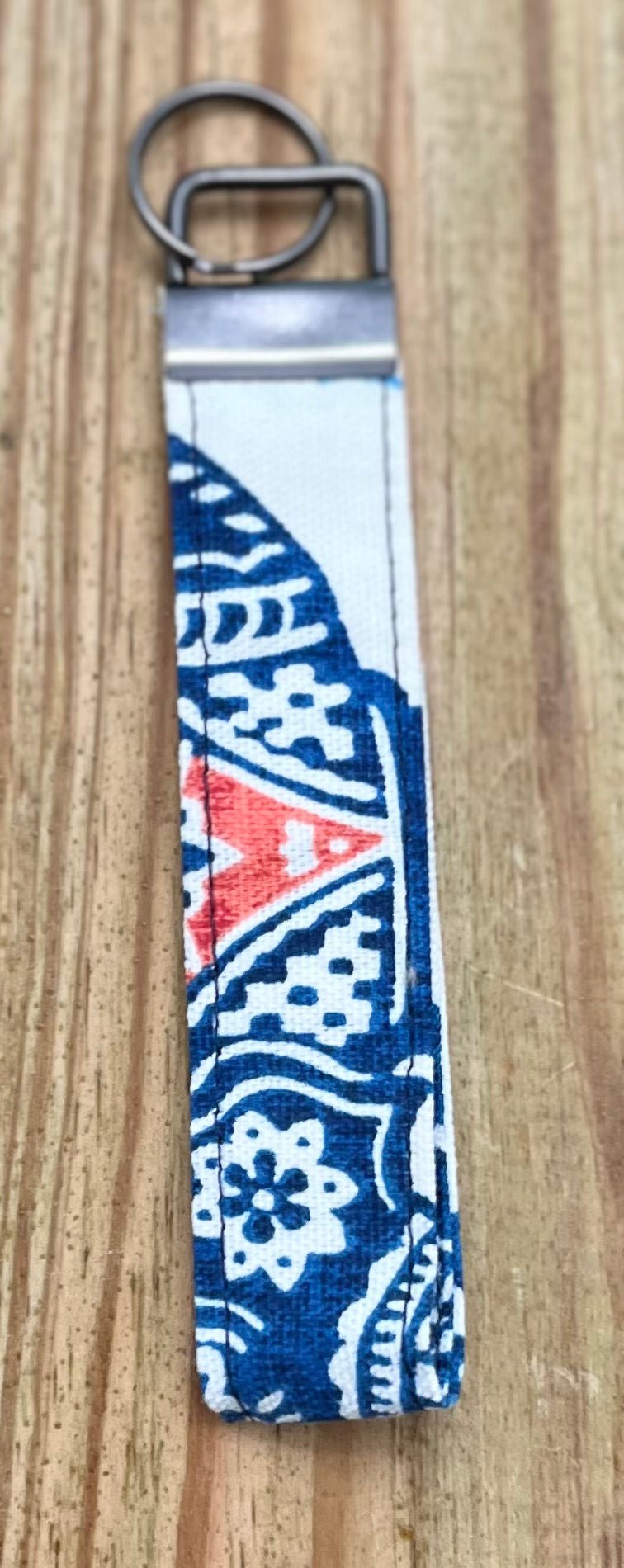 Keychain Fob - Regal Print(White/Dark Blue) - Serendipia Simple Crafts